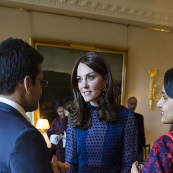 Kate Middleton, duchesse de Cambridge, lors d'une réception donnée avec le prince William à Kensington Palace le 6 avril 2016, avec pour invités de jeunes expatriés indiens et bhoutanais, à quelques jours de la tournée officielle du couple dans leurs pays. La duchesse Catherine portait pour l'occasion une robe d'un créateur indien, Saloni.