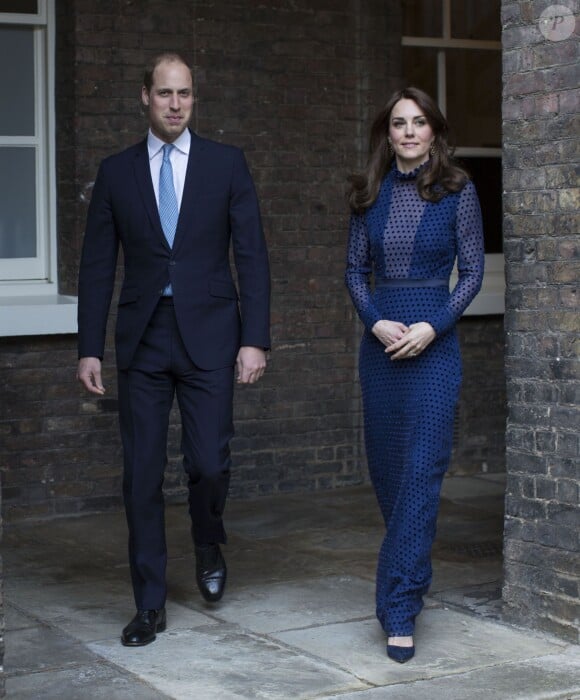 Le duc et la duchesse de Cambridge lors d'une réception donnée avec le prince William à Kensington Palace le 6 avril 2016, avec pour invités de jeunes expatriés indiens et bhoutanais, à quelques jours de la tournée officielle du couple dans leurs pays. La duchesse Catherine portait pour l'occasion une robe d'un créateur indien, Saloni.