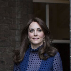 Kate Middleton, duchesse de Cambridge, lors d'une réception donnée avec le prince William à Kensington Palace le 6 avril 2016, avec pour invités de jeunes expatriés indiens et bhoutanais, à quelques jours de la tournée officielle du couple dans leurs pays. La duchesse Catherine portait pour l'occasion une robe d'un créateur indien, Saloni.