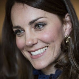 Kate Middleton, duchesse de Cambridge, lors d'une réception donnée avec le prince William à Kensington Palace le 6 avril 2016, avec pour invités de jeunes expatriés indiens et bhoutanais, à quelques jours de la tournée officielle du couple dans leurs pays. La duchesse Catherine portait pour l'occasion une robe d'un créateur indien, Saloni.