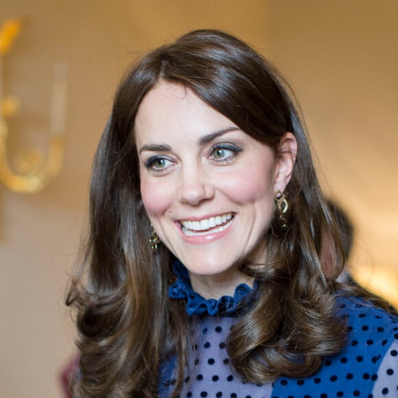 Kate Middleton, duchesse de Cambridge, lors d'une réception donnée avec le prince William à Kensington Palace le 6 avril 2016, avec pour invités de jeunes expatriés indiens et bhoutanais, à quelques jours de la tournée officielle du couple dans leurs pays. La duchesse Catherine portait pour l'occasion une robe d'un créateur indien, Saloni.