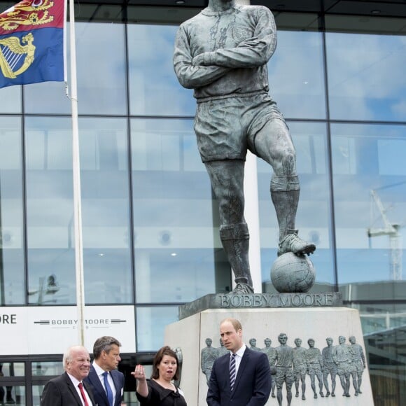 Le prince William, duc de Cambridge, lors d'un déjeuner pour les 10 ans de sa présidence de l'association English Football au stade Wembley à Londres, le 6 avril 2016, quelques heures avant une réception à Kensington Palace en compagnie de son épouse la duchesse Catherine.