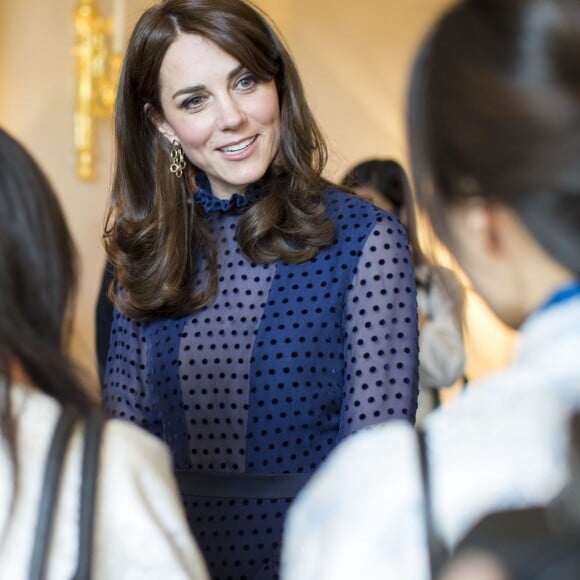 Kate Middleton, duchesse de Cambridge, lors d'une réception donnée avec le prince William à Kensington Palace le 6 avril 2016, avec pour invités de jeunes expatriés indiens et bhoutanais, à quelques jours de la tournée officielle du couple dans leurs pays. La duchesse Catherine portait pour l'occasion une robe d'un créateur indien, Saloni.