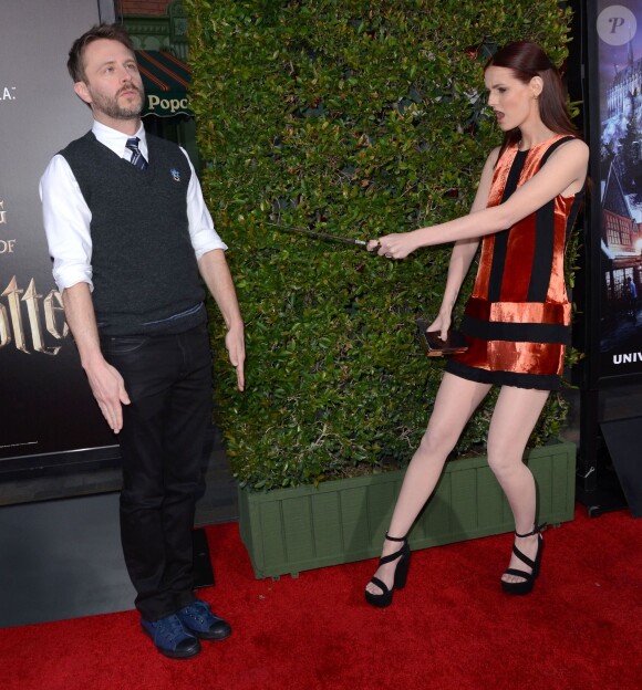Chris Hardwick et sa fiancée Lydia Hearst à l'inauguration des nouvelles zones thématiques liées à l'univers d'Harry Potter "The Wizarding World Of Harry Potter" à Universal City le 5 avril 2016. © Birdie Thompson/AdMedia via ZUMA Wire / Bestimage