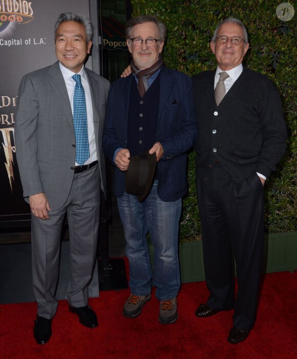 Kevin Tsujihara, Steven Spielberg et Ron Meyer à l'inauguration des nouvelles zones thématiques liées à l'univers d'Harry Potter "The Wizarding World Of Harry Potter" à Universal City le 5 avril 2016. © Birdie Thompson/AdMedia via ZUMA Wire / Bestimage