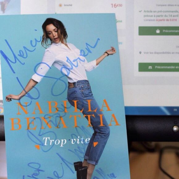 Nabilla Benattia en séance de dédicaces de son livre autobiographique Trop Vite, le 16 avril 2016, à partir de 15 heures à l'espace culturel Leclerc de Pont-Sainte-Maxence