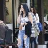 Exclusif - a fille de Michael Jackson, Paris Jackson attend en fumant une cigarette une table pour déjeuner avec des amies au restaurant à Los Angeles, le 16 janvier 2016.