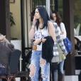 Exclusif - a fille de Michael Jackson, Paris Jackson attend en fumant une cigarette une table pour déjeuner avec des amies au restaurant à Los Angeles, le 16 janvier 2016.