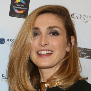 Julie Gayet - Photocall du Gala de charité au profit de l'association "Endofrance" qui lutte contre l'endométriose au Pavillon Royal à Paris le 07 avril 2016. © CVS/Bestimage