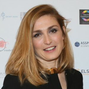 Julie Gayet - Photocall du Gala de charité au profit de l'association "Endofrance" qui lutte contre l'endométriose au Pavillon Royal à Paris le 07 avril 2016. © CVS/Bestimage