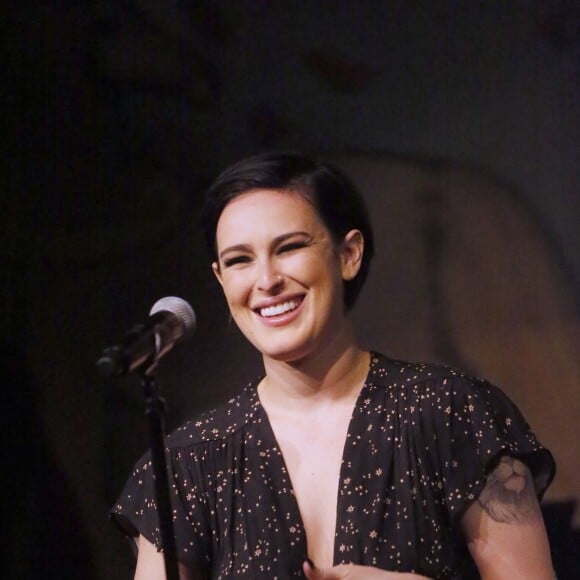 Rumer Willis en concert au Cafe Carlyle à New York le 7 avril 2016. Bruce Willis avec sa femme Emma Heming, Demi Moore avec Tallulah Belle Willis et Donna Karan étaient présents au café.