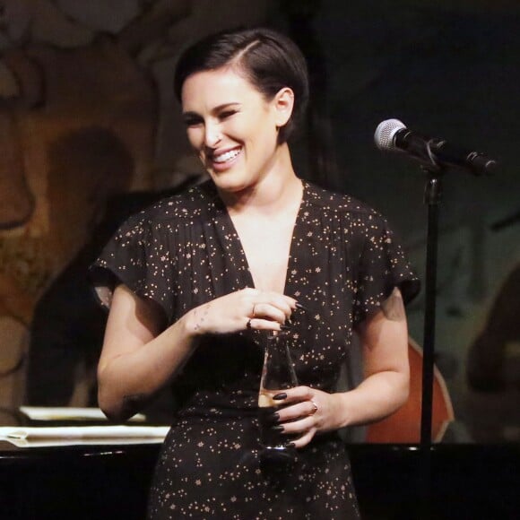 Rumer Willis en concert au Cafe Carlyle à New York le 7 avril 2016. Bruce Willis avec sa femme Emma Heming, Demi Moore avec Tallulah Belle Willis et Donna Karan étaient présents au café.