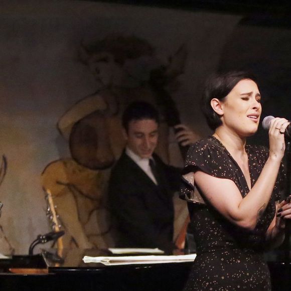 Rumer Willis en concert au Cafe Carlyle à New York le 7 avril 2016. Bruce Willis avec sa femme Emma Heming, Demi Moore avec Tallulah Belle Willis et Donna Karan étaient présents au café.