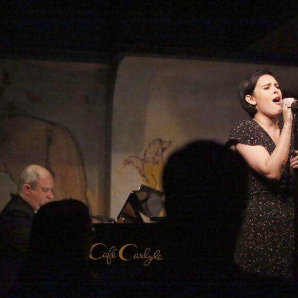 Rumer Willis en concert au Cafe Carlyle à New York le 7 avril 2016. Bruce Willis avec sa femme Emma Heming, Demi Moore avec Tallulah Belle Willis et Donna Karan étaient présents au café.