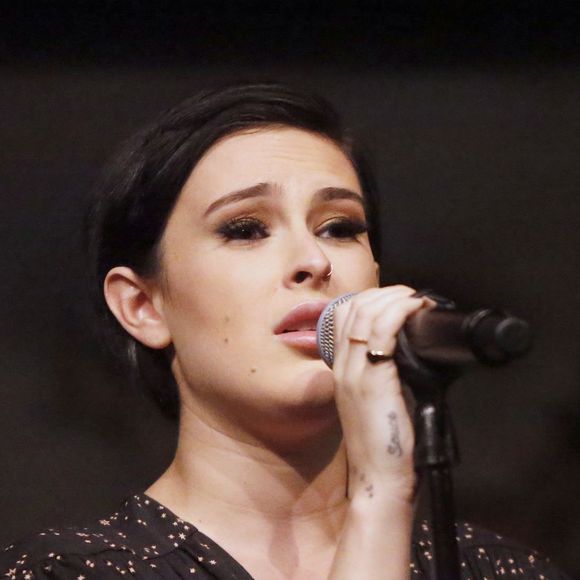 Rumer Willis en concert au Cafe Carlyle à New York le 7 avril 2016. Bruce Willis avec sa femme Emma Heming, Demi Moore avec Tallulah Belle Willis et Donna Karan étaient présents au café.