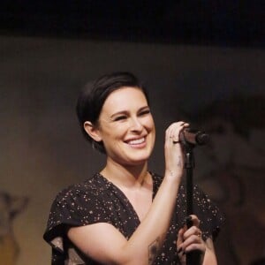 Rumer Willis en concert au Cafe Carlyle à New York le 7 avril 2016. Bruce Willis avec sa femme Emma Heming, Demi Moore avec Tallulah Belle Willis et Donna Karan étaient présents au café.