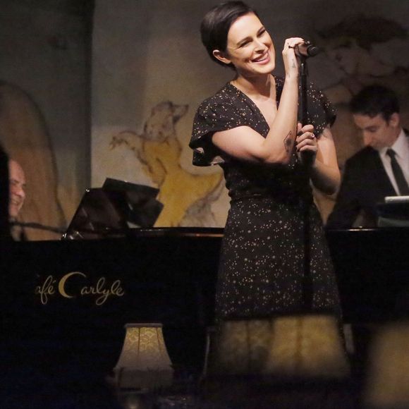 Rumer Willis en concert au Cafe Carlyle à New York le 7 avril 2016. Bruce Willis avec sa femme Emma Heming, Demi Moore avec Tallulah Belle Willis et Donna Karan étaient présents au café.