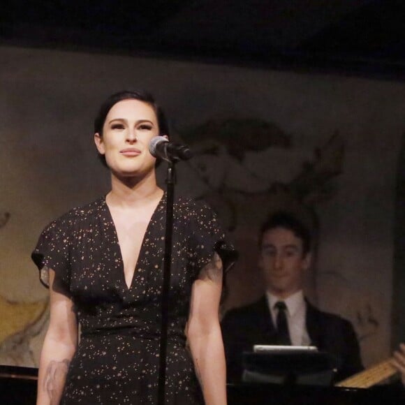 Rumer Willis en concert au Cafe Carlyle à New York le 7 avril 2016. Bruce Willis avec sa femme Emma Heming, Demi Moore avec Tallulah Belle Willis et Donna Karan étaient présents au café.