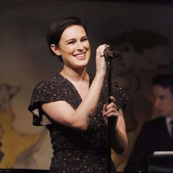 Rumer Willis en concert au Cafe Carlyle à New York le 7 avril 2016. Bruce Willis avec sa femme Emma Heming, Demi Moore avec Tallulah Belle Willis et Donna Karan étaient présents au café.