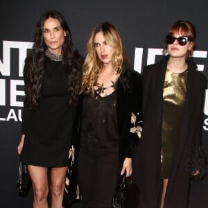 Demi Moore avec ses filles Tallulah Belle Willis et Scout LaRue Willis au défilé Saint Laurent à Hollywood le 10 février 2016.