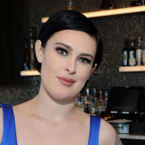 Rumer Willis boit un verre au Bar SixtyFive à New York, le 5 avril 2016