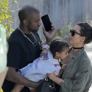 Exclusif - Kim Kardashian, Kanye West et leur fille North West vont au marché de Brentwood, Los Angeles, le 3 avril 2016.