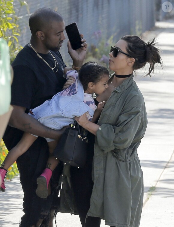Exclusif - Kim Kardashian, Kanye West et leur fille North West vont au marché de Brentwood, Los Angeles, le 3 avril 2016.