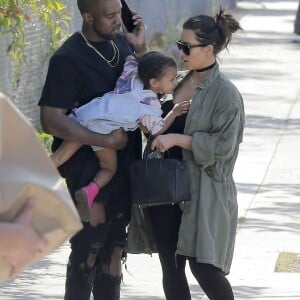 Exclusif - Kim Kardashian, Kanye West et leur fille North West vont au marché de Brentwood, Los Angeles, le 3 avril 2016.