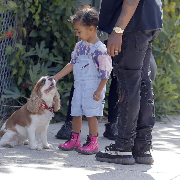 Exclusif - Kim Kardashian, Kanye West et leur fille North West vont au marché de Brentwood, Los Angeles, le 3 avril 2016.