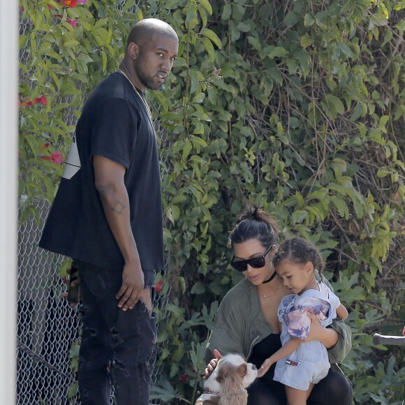 Exclusif - Kim Kardashian, Kanye West et leur fille North West vont au marché de Brentwood, Los Angeles, le 3 avril 2016.
