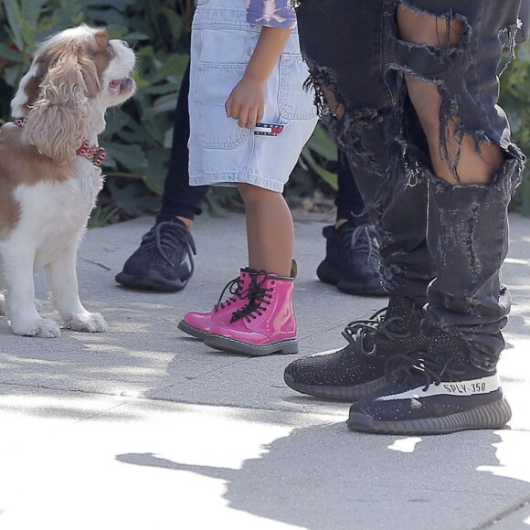 Exclusif - Kim Kardashian, Kanye West et leur fille North West vont au marché de Brentwood, Los Angeles, le 3 avril 2016.