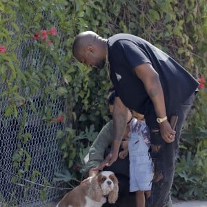 Exclusif - Kim Kardashian, Kanye West et leur fille North West vont au marché de Brentwood, Los Angeles, le 3 avril 2016.