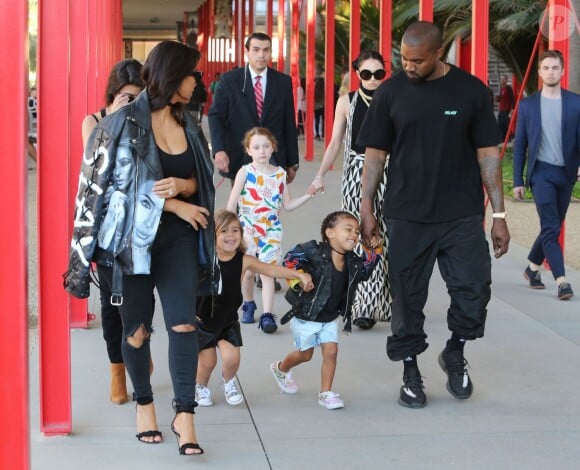 Kim Kardashian et son mai Kanye West avec leur fille North West - La famille Kardashian se promène aux abords du musée LACMA à Los Angeles le 2 Avril 2016.