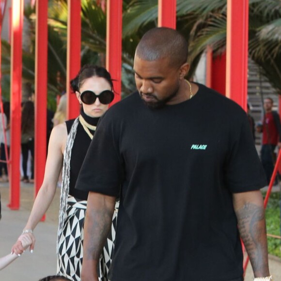 Kim Kardashian et son mai Kanye West avec leur fille North West - La famille Kardashian se promène aux abords du musée LACMA à Los Angeles le 2 Avril 2016.