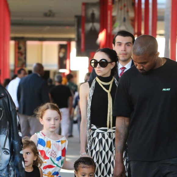 Kim Kardashian et son mai Kanye West avec leur fille North West - La famille Kardashian se promène aux abords du musée LACMA à Los Angeles le 2 Avril 2016.
