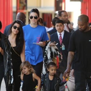 Kim Kardashian et son mai Kanye West avec leur fille North West - La famille Kardashian se promène aux abords du musée LACMA à Los Angeles le 2 Avril 2016.