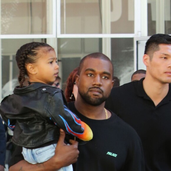 Kim Kardashian et son mai Kanye West avec leur fille North West - La famille Kardashian se promène aux abords du musée LACMA à Los Angeles le 2 Avril 2016.