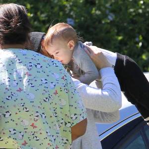 Jessica Biel est allée prendre l'air dans un parc de Beverly Hills avec son fils Silas. 31 mars 2016