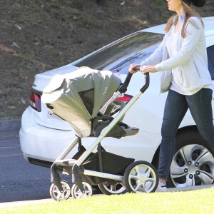 Jessica Biel est allée prendre l'air dans un parc de Beverly Hills avec son fils Silas. 31 mars 2016
