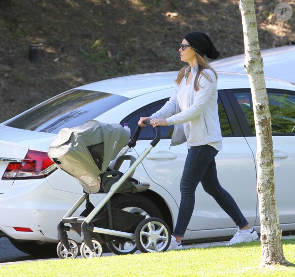 Jessica Biel se balade dans un parc de Beverly Hills avec son fils Silas le 31 mars 2016