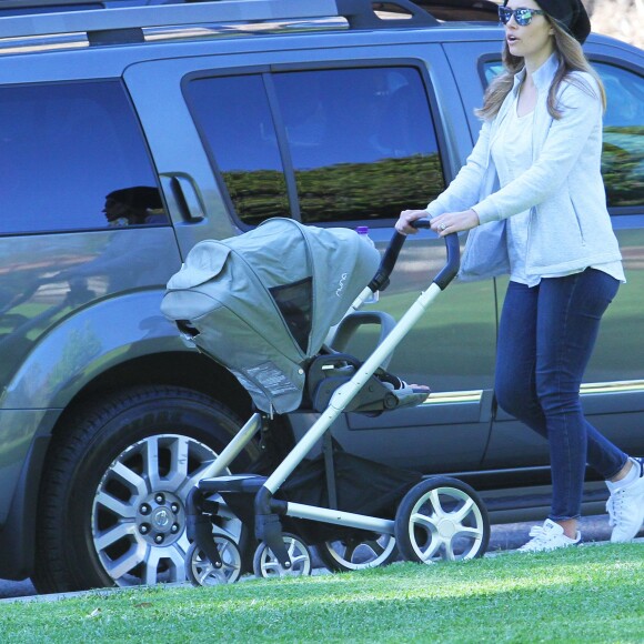 Jessica Biel est allée prendre l'air dans un parc de Beverly Hills avec son fils Silas. 31 mars 2016