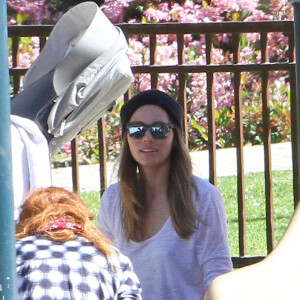 Jessica Biel est allée prendre l'air dans un parc de Beverly Hills avec son fils Silas. 31 mars 2016