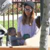 Jessica Biel dans un parc de Beverly Hills avec son fils Silas, le 31 mars 2016