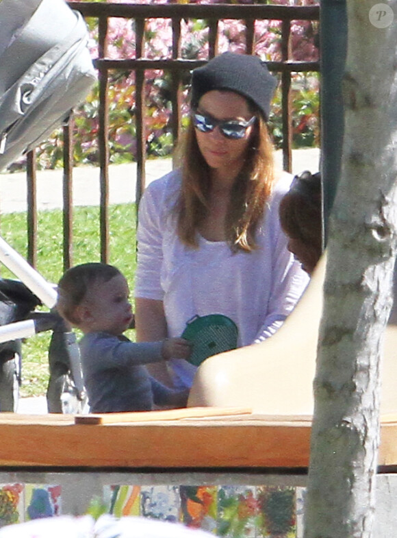 Jessica Biel dans un parc de Beverly Hills avec son fils Silas, le 31 mars 2016