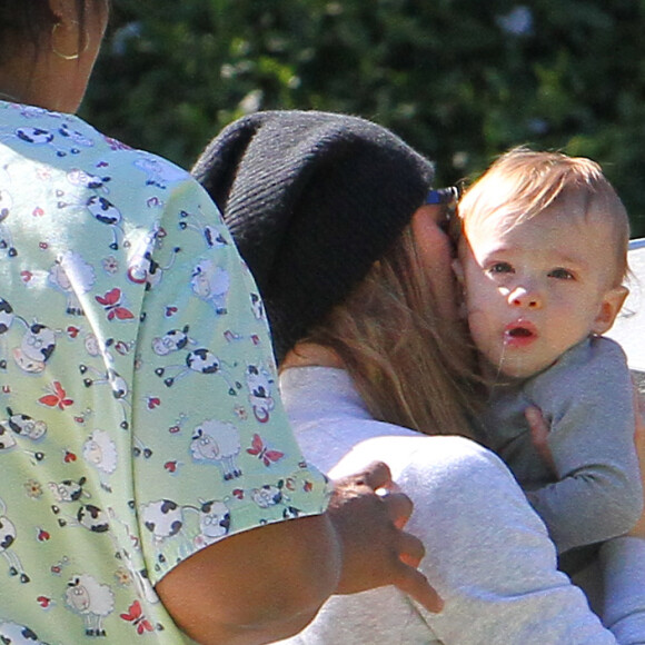 Jessica Biel est allée prendre l'air dans un parc de Beverly Hills avec son fils Silas. 31 mars 2016