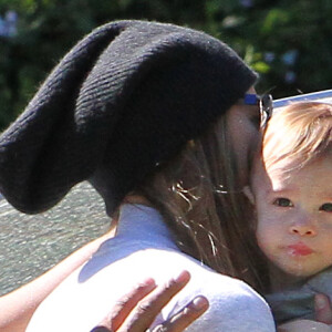 Jessica Biel dans un parc de Beverly Hills avec son fils Silas. 31 mars 2016