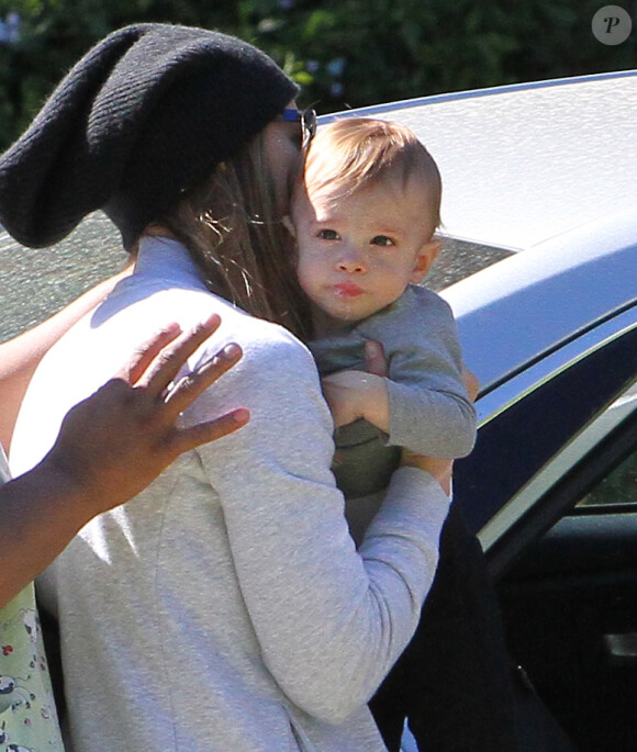 Jessica Biel dans un parc de Beverly Hills avec son fils Silas. 31 mars 2016