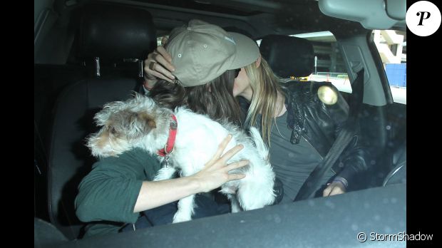  Ellen Page retrouve sa chérie Samantha Thomas et l&#039;embrasse à son arrivé à l&#039;aéroport de Los Angeles, le 10 avril 2016.  