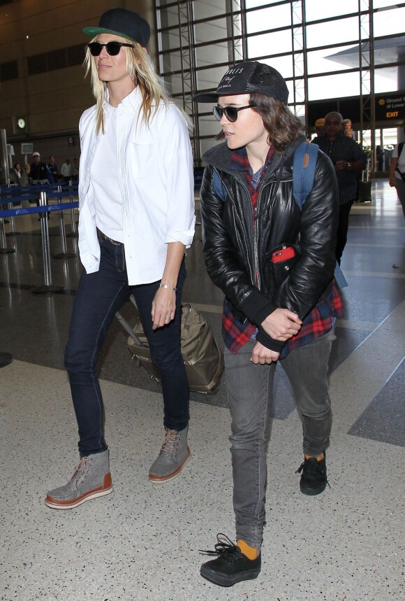 Ellen Page et sa compagne Samantha Thomas prennent un vol à l'aéroport de Los Angeles, le 15 octobre 2015