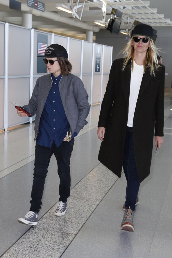 Ellen Page et sa compagne Samantha Thomas à l'aéroport de Toronto le 14 septembre 2015. © CPA/Bestimage